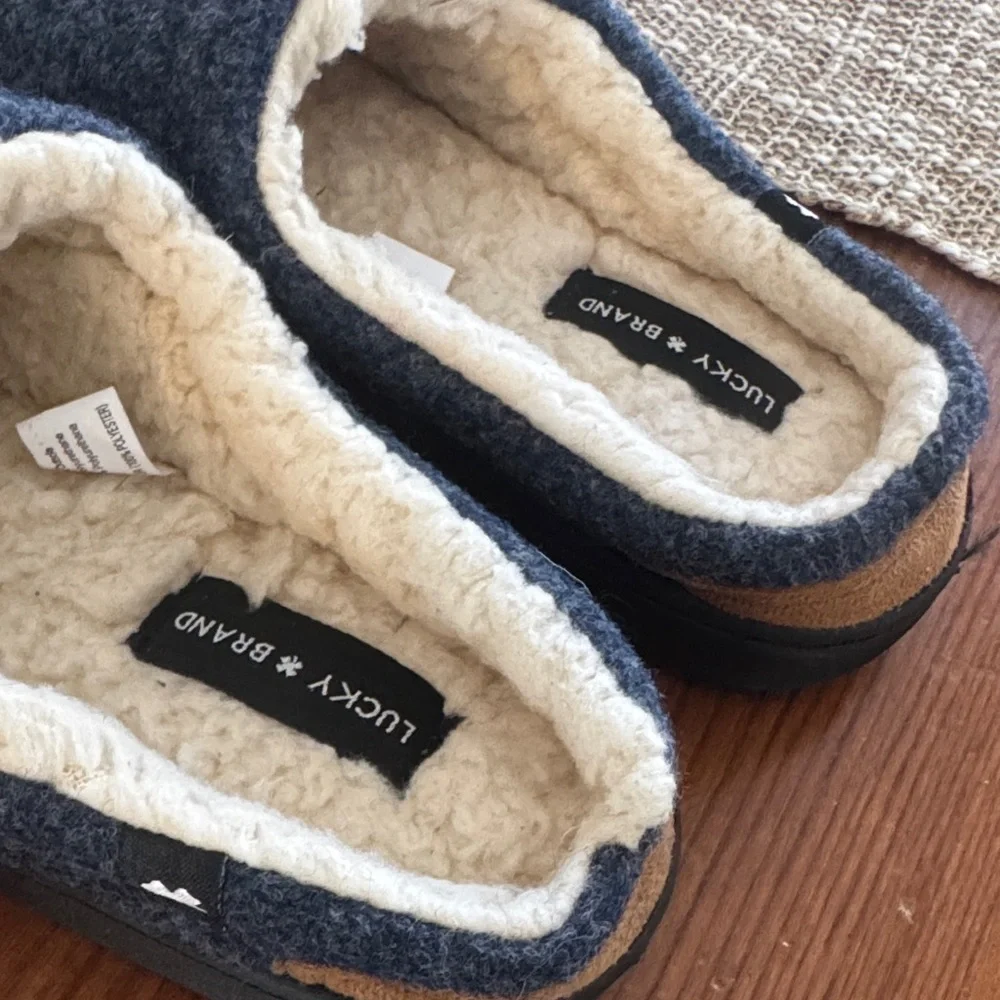 Lucky Brand Boys size 5 Navy Slippers with Brown Detail NWOT